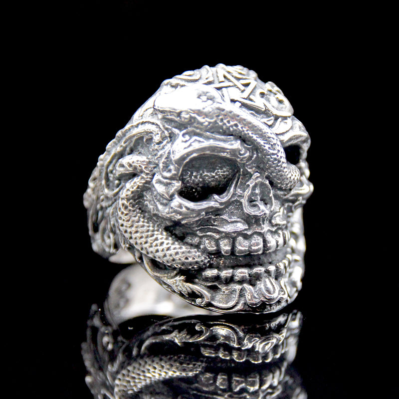 The Black Magic Skull Ring silver